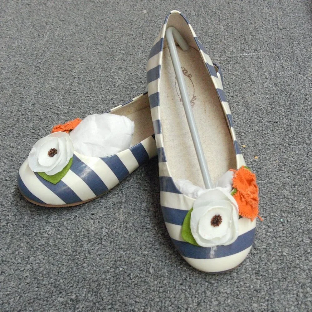 pumpkin striped skimmers shoes in blue and white floral